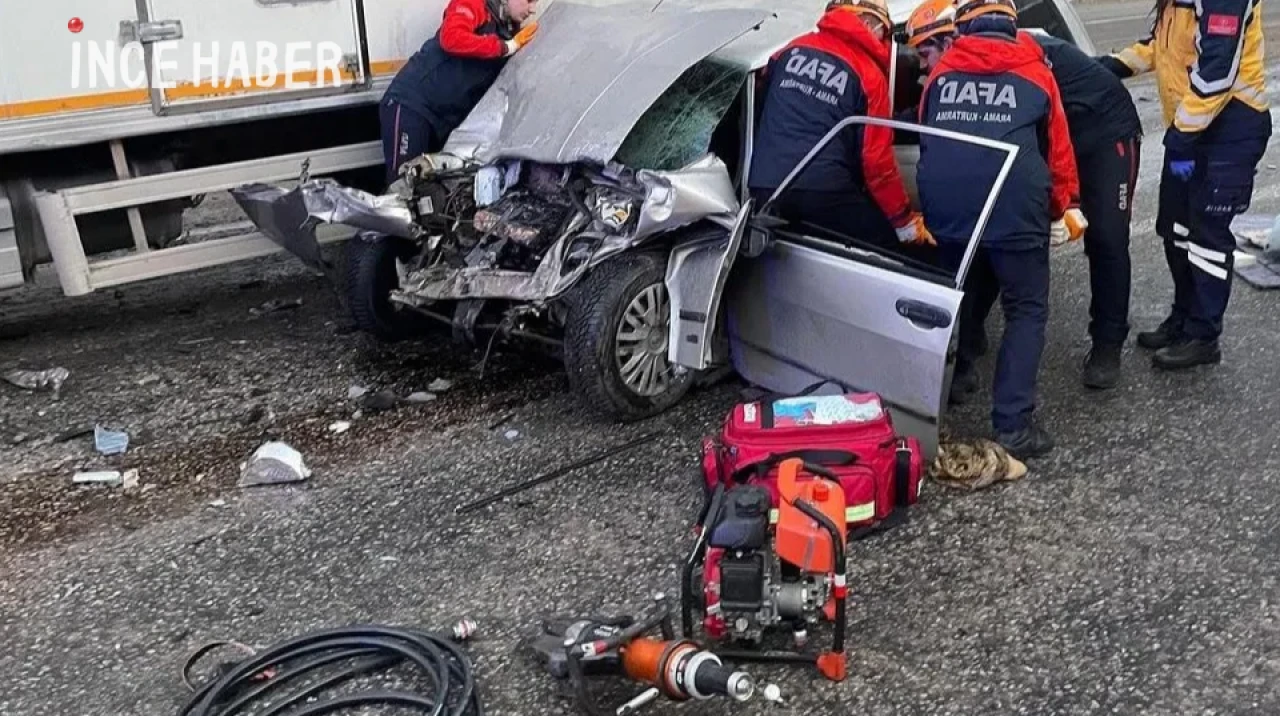 Sivas Suşehri'nde Kamyonet ile Otomobil Çarpıştı: 2 Yaralı