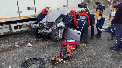 Sivas Suşehri'nde Kamyonet ile Otomobil Çarpıştı: 2 Yaralı