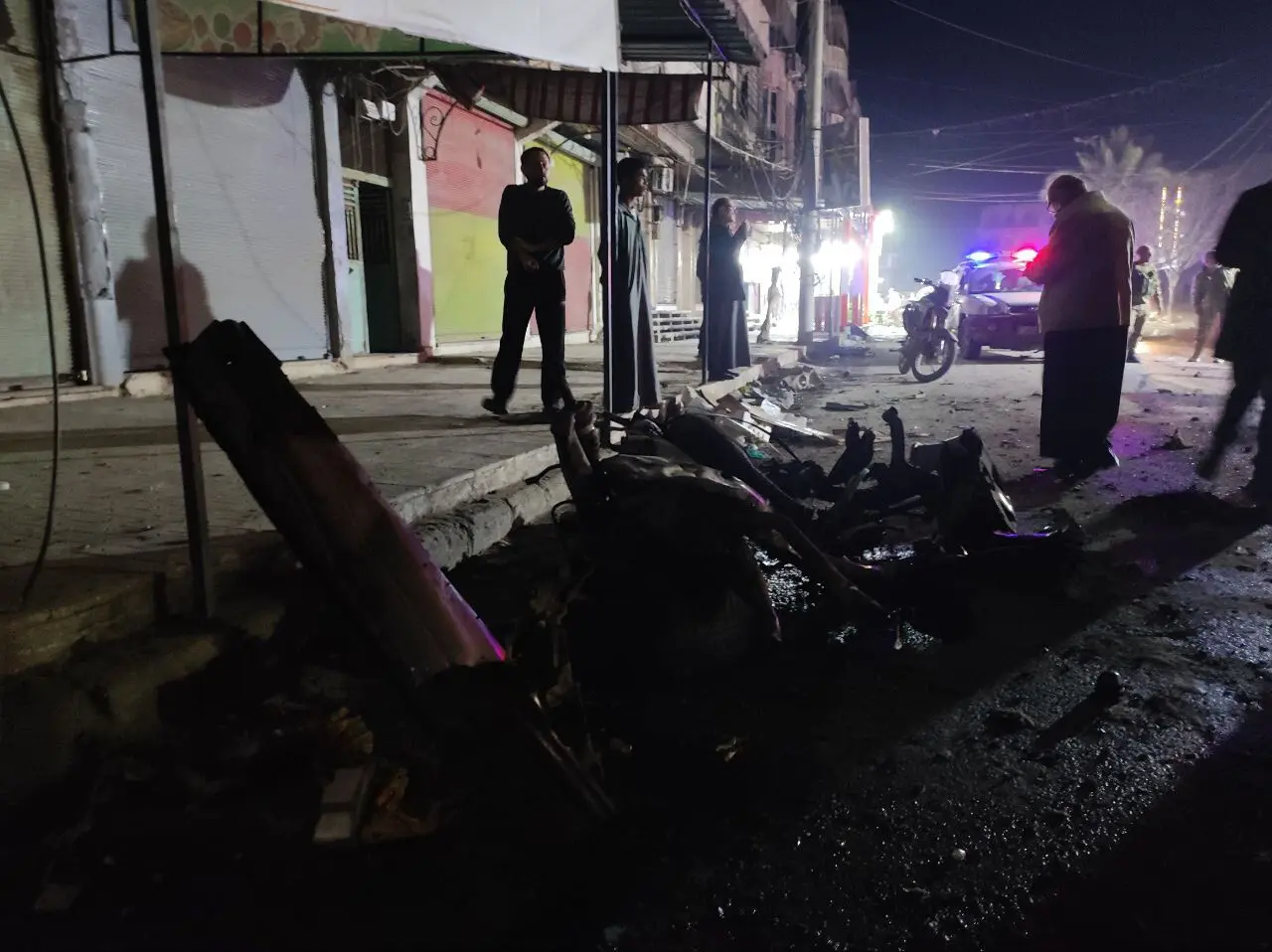 Suriye'nin Menbiç ilçesinde bombalı araçla gerçekleşen terör saldırısında 4 kişi yaralandı. Güvenlik önlemleri artırıldı, saldırıyı üstlenen grup henüz belirlenmedi. Menbiç, PKK/YPG bağlantılı terör saldırılarına sıkça maruz kalıyor. Yeni yönetim, Türkiye'nin desteğiyle terörle mücadelede çaba gösteriyor. İstikrar için çalışmalar devam ediyor.