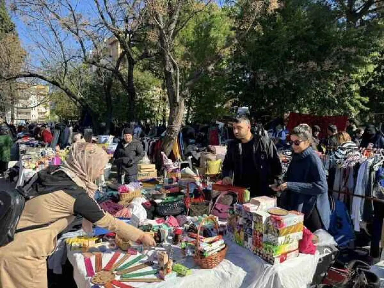 Ortaca Belediyesi, 12 Ocak 2025 Pazar günü Ortaca Sebze Pazaryeri'nde düzenlenecek Ocak Ayı Halk Pazarı etkinliği ile vatandaşlara ekonomik destek ve yerel ürünlerin sergilenmesi fırsatı sunacak. Stant açmak isteyenler başvurularını yapabilirken, araç parkı konusunda uyarıda bulunuldu. Halk Pazarı, ekonomik destek ve toplumsal dayanışmayı güçlendirme amacı taşıyor.